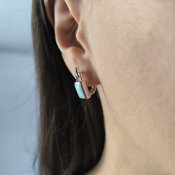 Silver earrings with 1ct opal