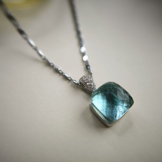Silver pendant with phianites