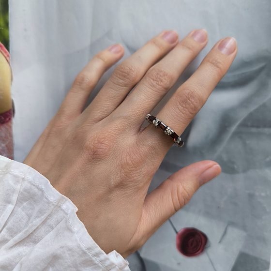 Срібне кільце з гранатом 2,3 карата