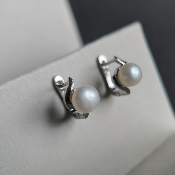 Silver earrings with pearls