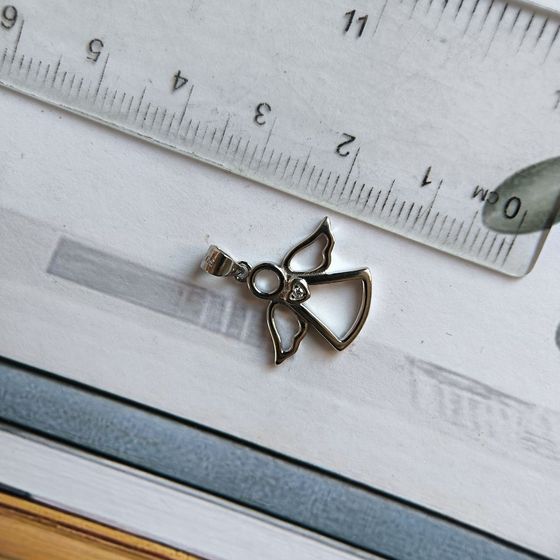Silver pendant with phianites