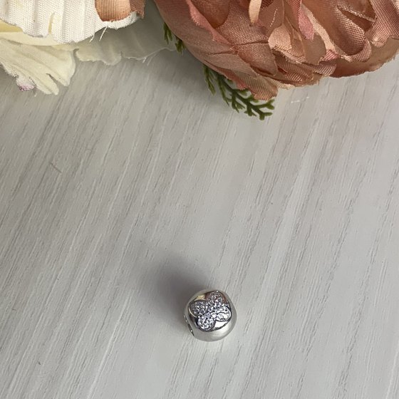 Серебряный шарм с фианитами