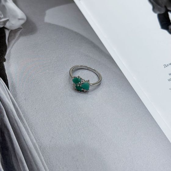 Срібна каблучка зі смарагдом, фіанітами