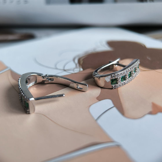 Silver earrings with emerald nano 1.102ct