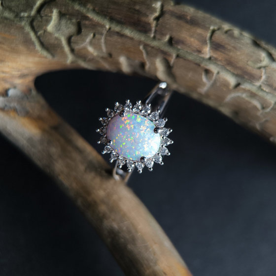 Срібна каблучка з опалом 1,265 карата та фіанітами