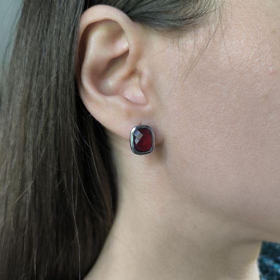Silver earrings with garnet nano