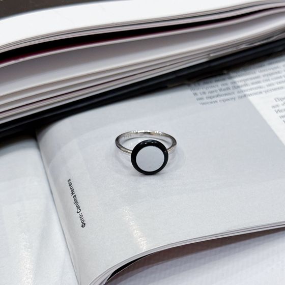 Серебряное кольцо с ониксом, перламутром