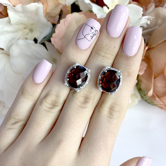 Silver earrings with garnet