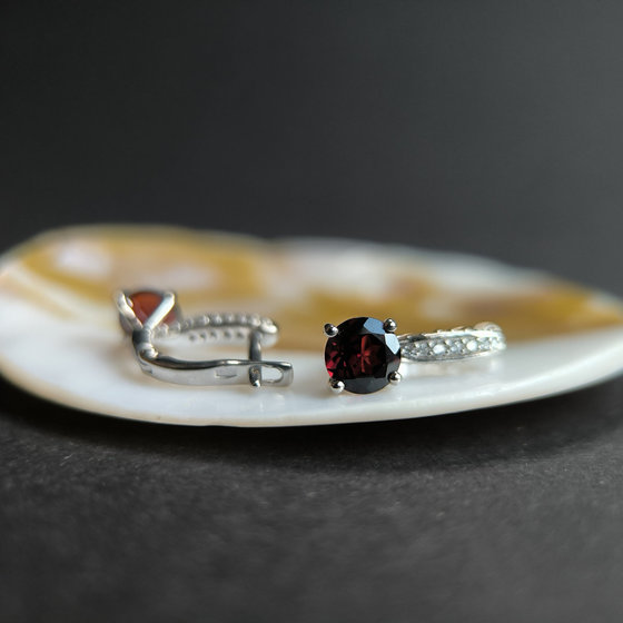 Серебряные серьги с гранатом 2.21ct