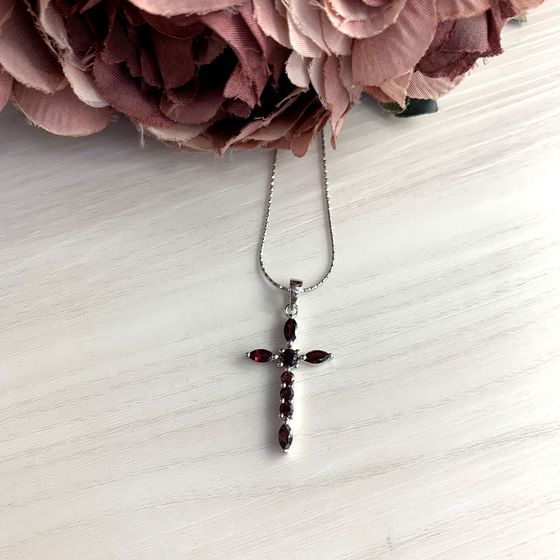 Sterling silver cross with garnet 2.008ct