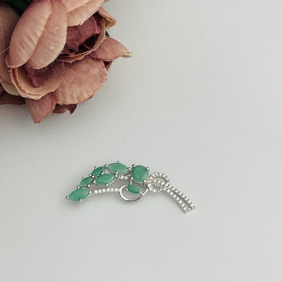 Серебряная брошка с изумрудом 3.528ct