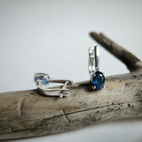 Срібні сережки з сапфіром 2.08ct, фіанітами