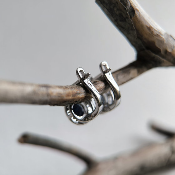 Silver earrings with 2.628ct sapphire, cubic zirconia