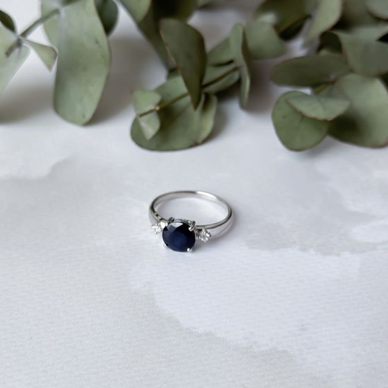 Silver ring with sapphire 2.332ct