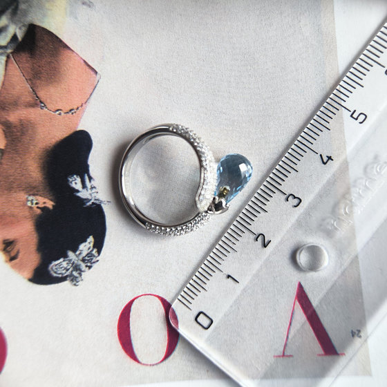 Срібна каблучка з топазом 5.49ct, фіанітами