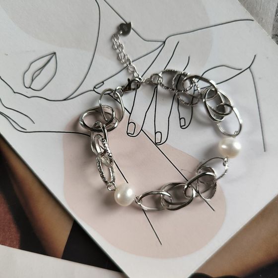 Silver bracelet with pearls
