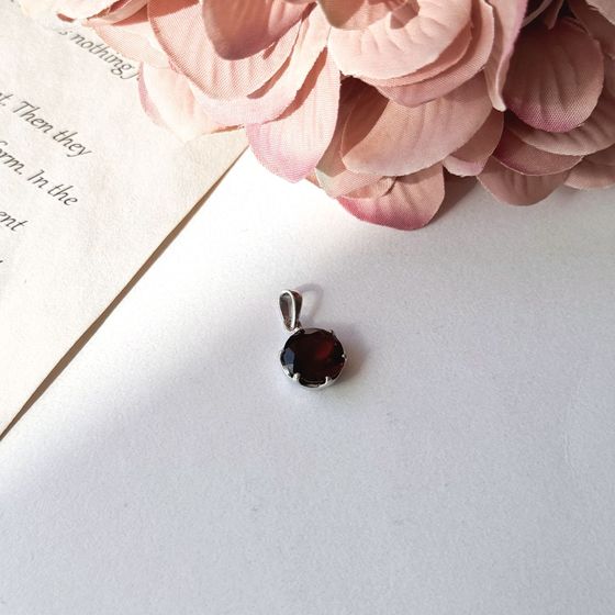 Серебряная подвеска с гранатом