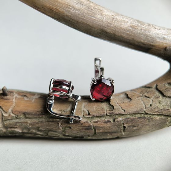 Silver earrings with garnet (nano)