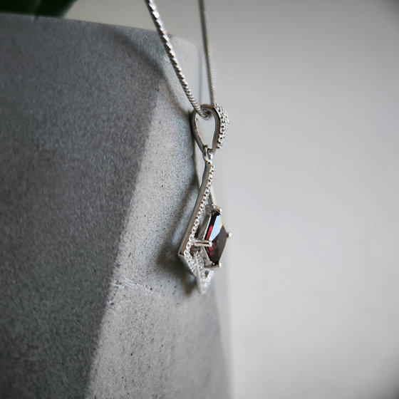 Silver pendant with garnet 1.701ct