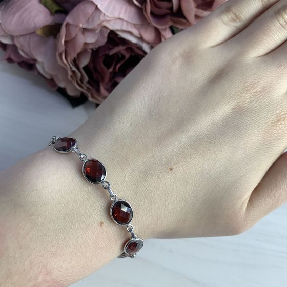 Серебряный браслет с гранатом
