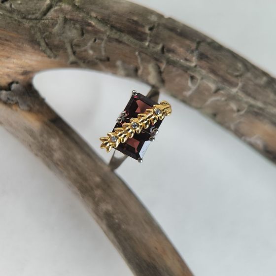 Срібна каблучка з гранатом 4.135ct