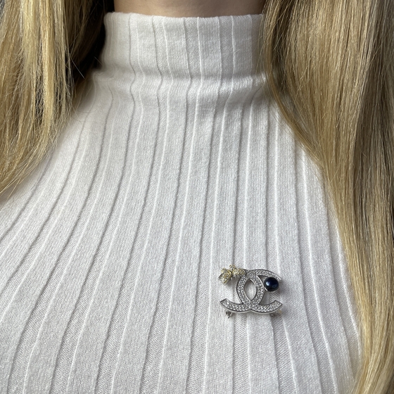 Silver brooch with pearls, fianites