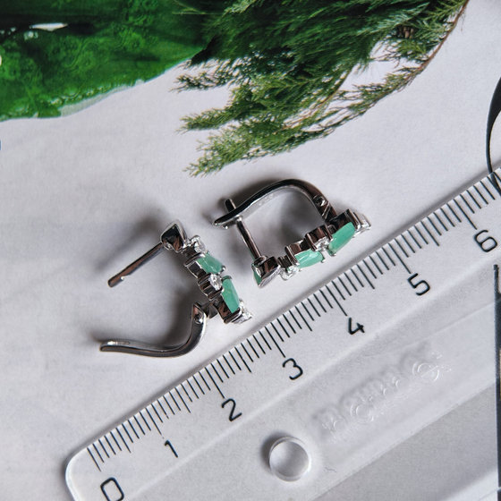 Срібні сережки зі смарагдом 1,642 карата