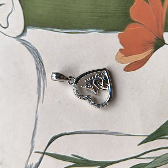Silver pendant with cubic zirconia