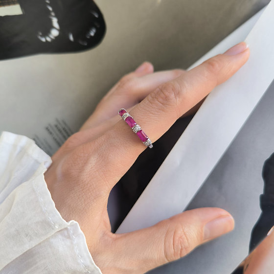 Серебряное кольцо с рубином 2.328ct, фианитами