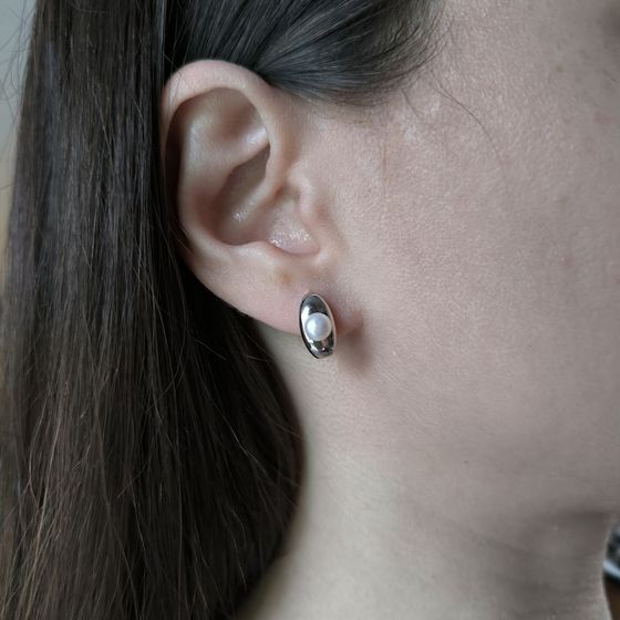 Silver earrings with pearls