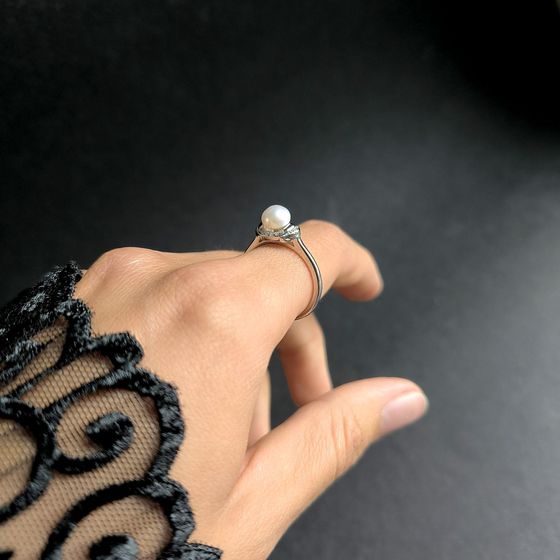 Silver ring with pearls, fianites