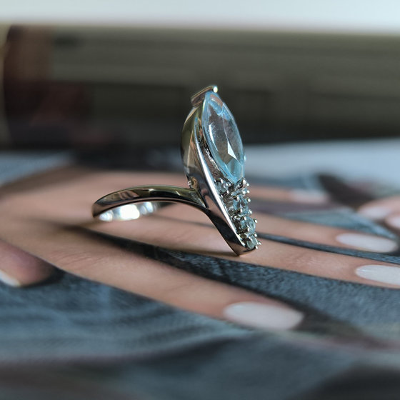 Серебряное кольцо с топазом 2.188ct