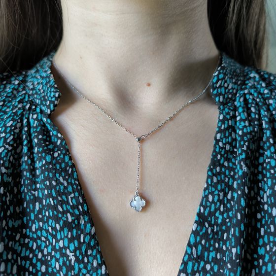 Silver necklace with mother-of-pearl