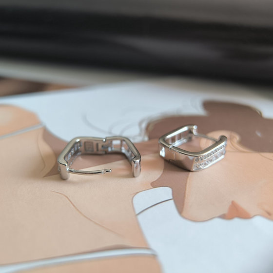 Срібні сережки з фіанітами