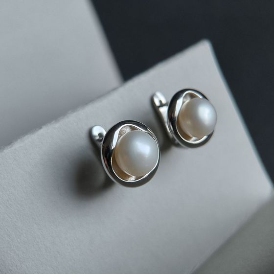 Silver earrings with pearls