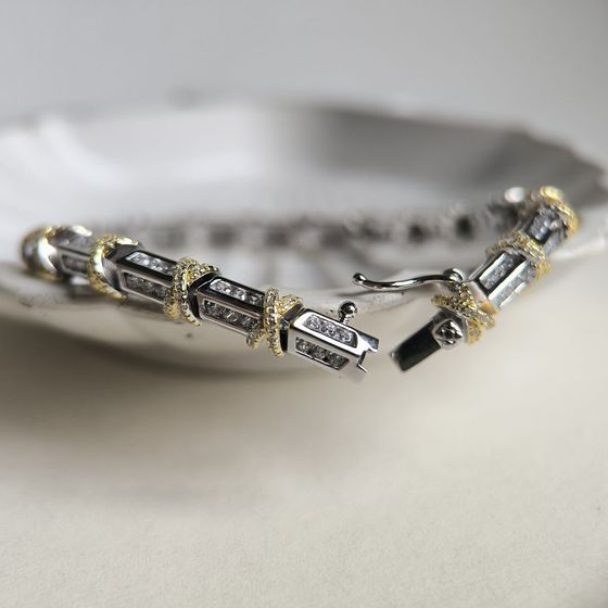 Silver bracelet with phianites