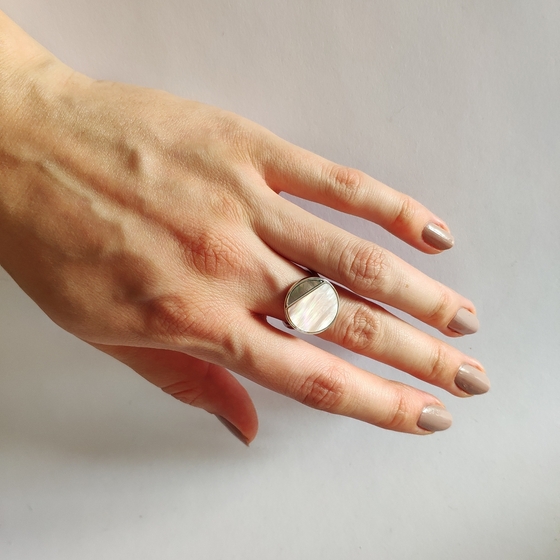 Серебряное кольцо с перламутром 2.1ct