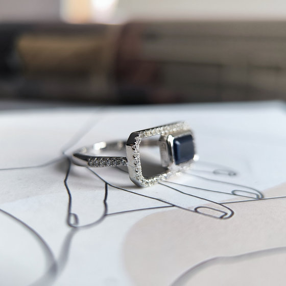 Silver ring with 1.735ct sapphire and cubic zirconia