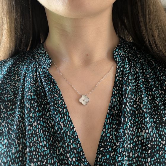 Silver necklace with mother-of-pearl, phianites