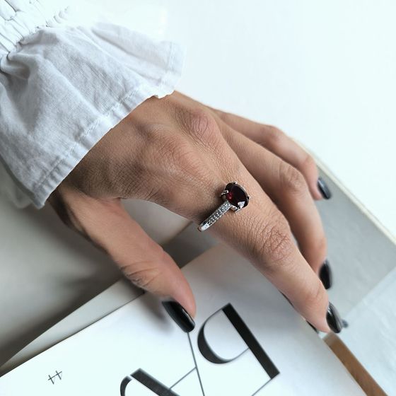 Срібна каблучка з гранатом nano, фіанітами