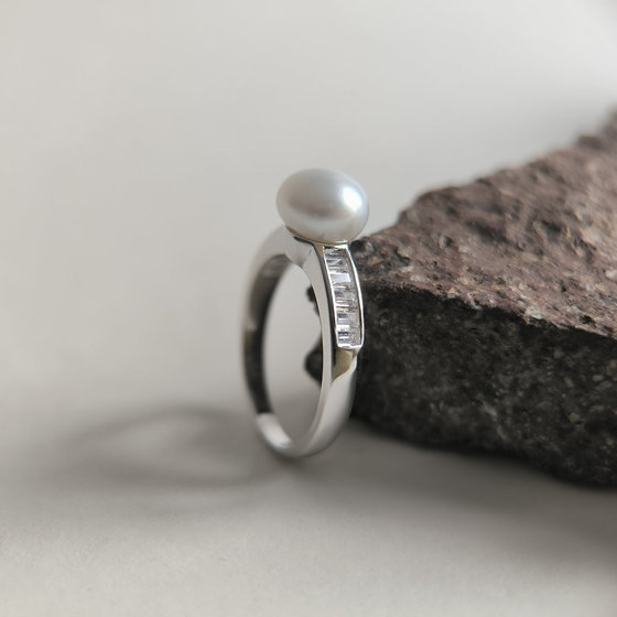 Silver ring with pearls and cubic zirconia