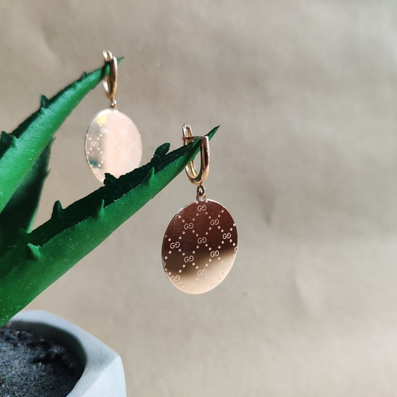 Gold earrings without stones