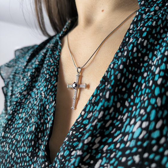 Срібний хрестик з сапфіром 1,334 карата, фіанітами