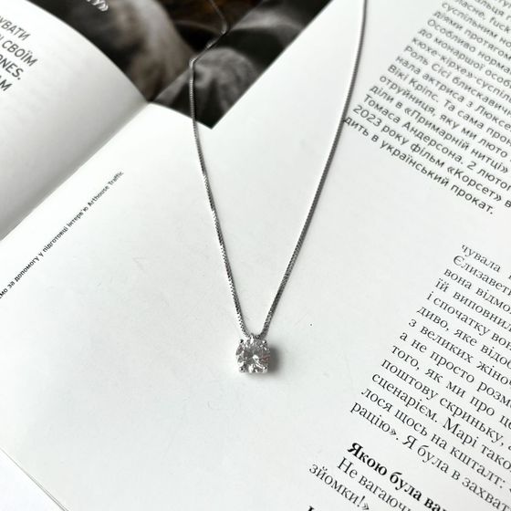 Серебряное колье с фианитами