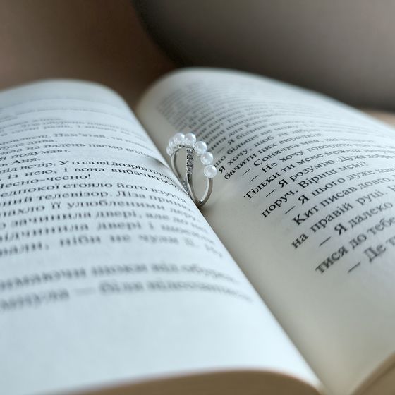 Серебряное кольцо с жемчугом, фианитами