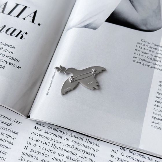 A silver brooch with semallu