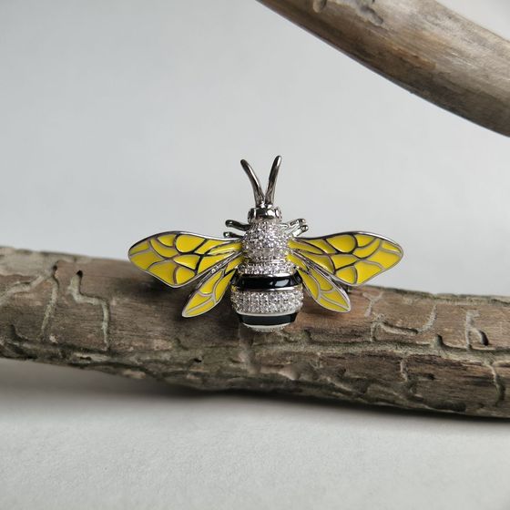 Silver brooch with yemallu, phianites