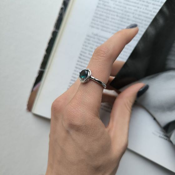 Срібна каблучка з топазом «Лондон Блю» та фіанітами