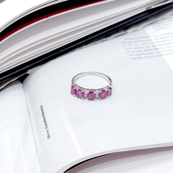 Срібна каблучка з рубіном та фіанітами