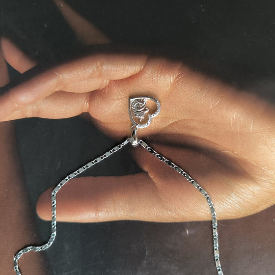 Silver pendant with cubic zirconia